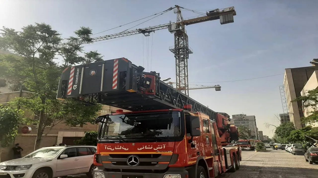 هشدار درباره احتمال سقوط یک دکل در خیابان انقلاب