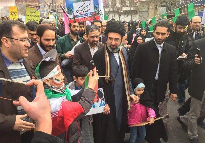 عکس گرفتن با فرزند و نوه رهبر انقلاب در راهپیمایی