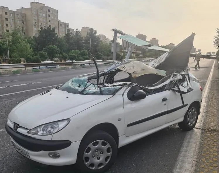 سقوط تابلوی مسیرنما در تهران، دو‌ مجروح‌ بر‌ جای گذاشت!