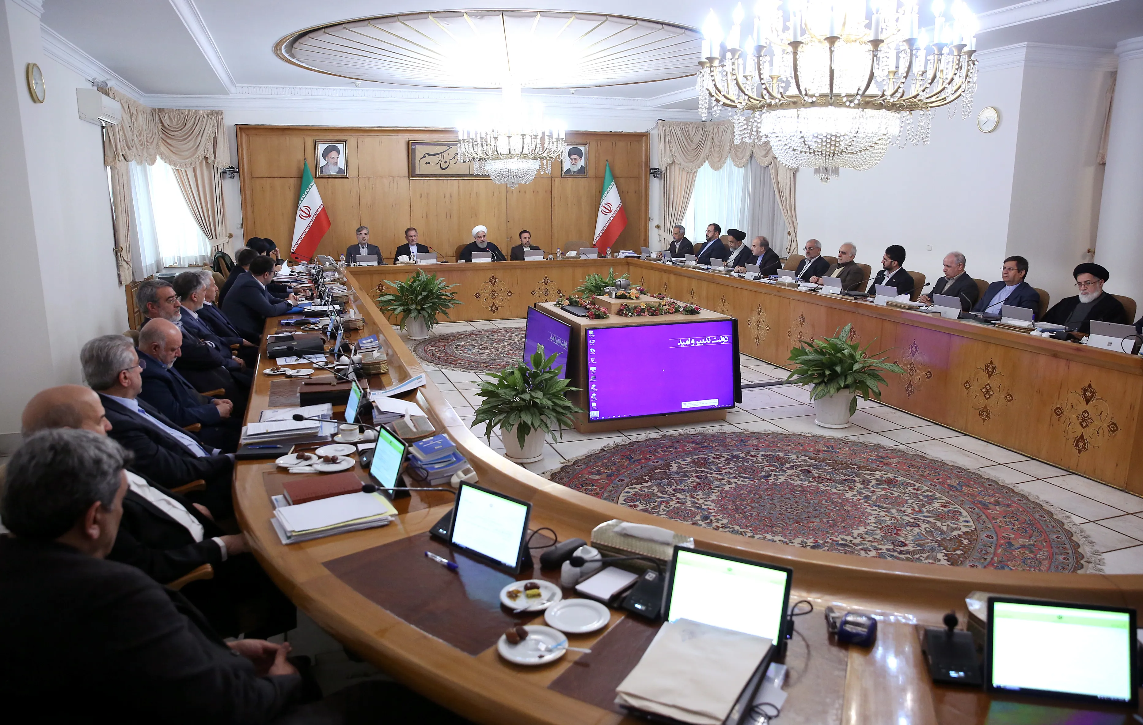 روحانی: کمک&zwnj;های معیشتی همچنان ادامه می&zwnj;یابد/ ایجاد اشتغال و مبارزه با فقر مطلق 2هدف مهم دولت دوازدهم است