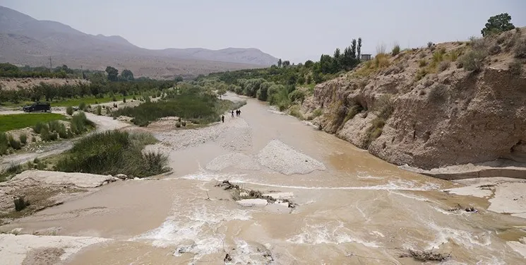 تصاویر باور نکردنی از تفریح خطرناک مردم با سیل
