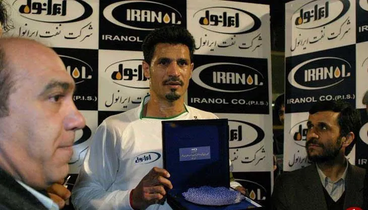 هدیه احمدی نژاد به علی دایی +عکس