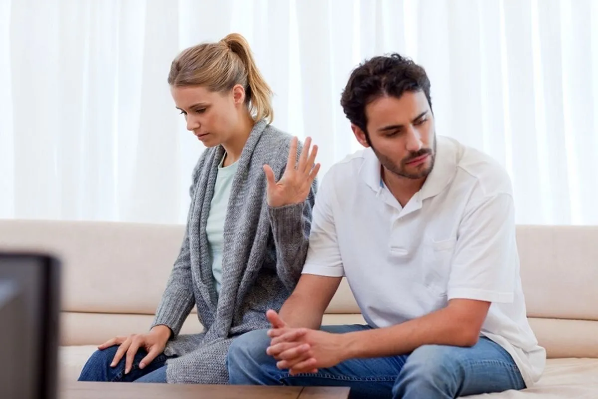 ۱۰ رفتار آقایان که خانم ها را عصبانی می کند