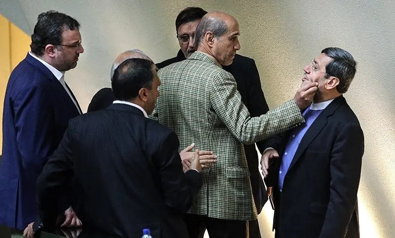 شوخی عجیب با معاون ظریف در مجلس +عکس