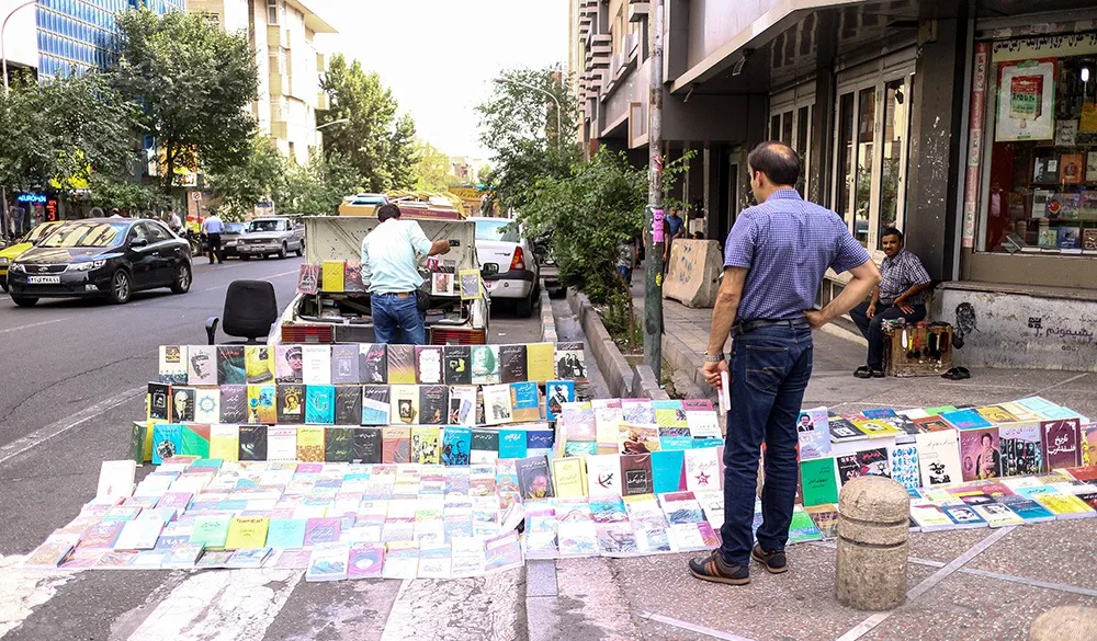 دستفروشان خیابان ولیعصر غرفه‌دار شدند