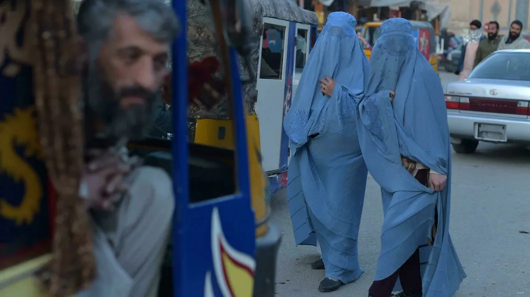زنان در محل کار با پتو خود را بپوشانند
