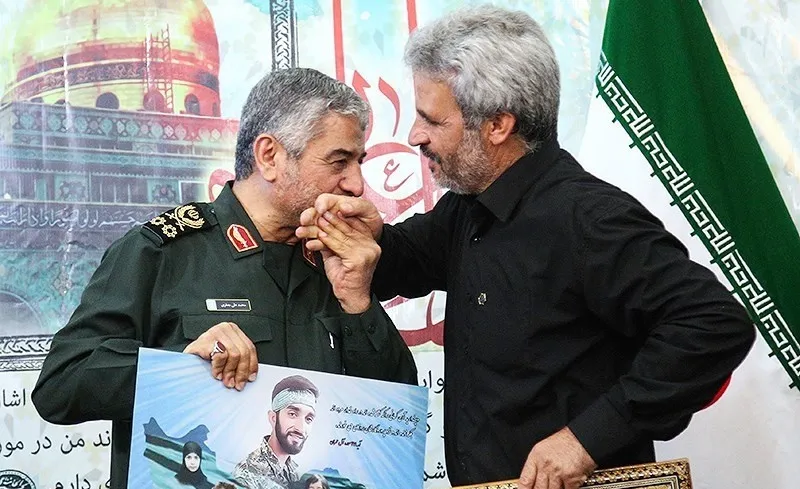 بوسه فرمانده کل سپاه بر دست پدر شهید حججی +عکس