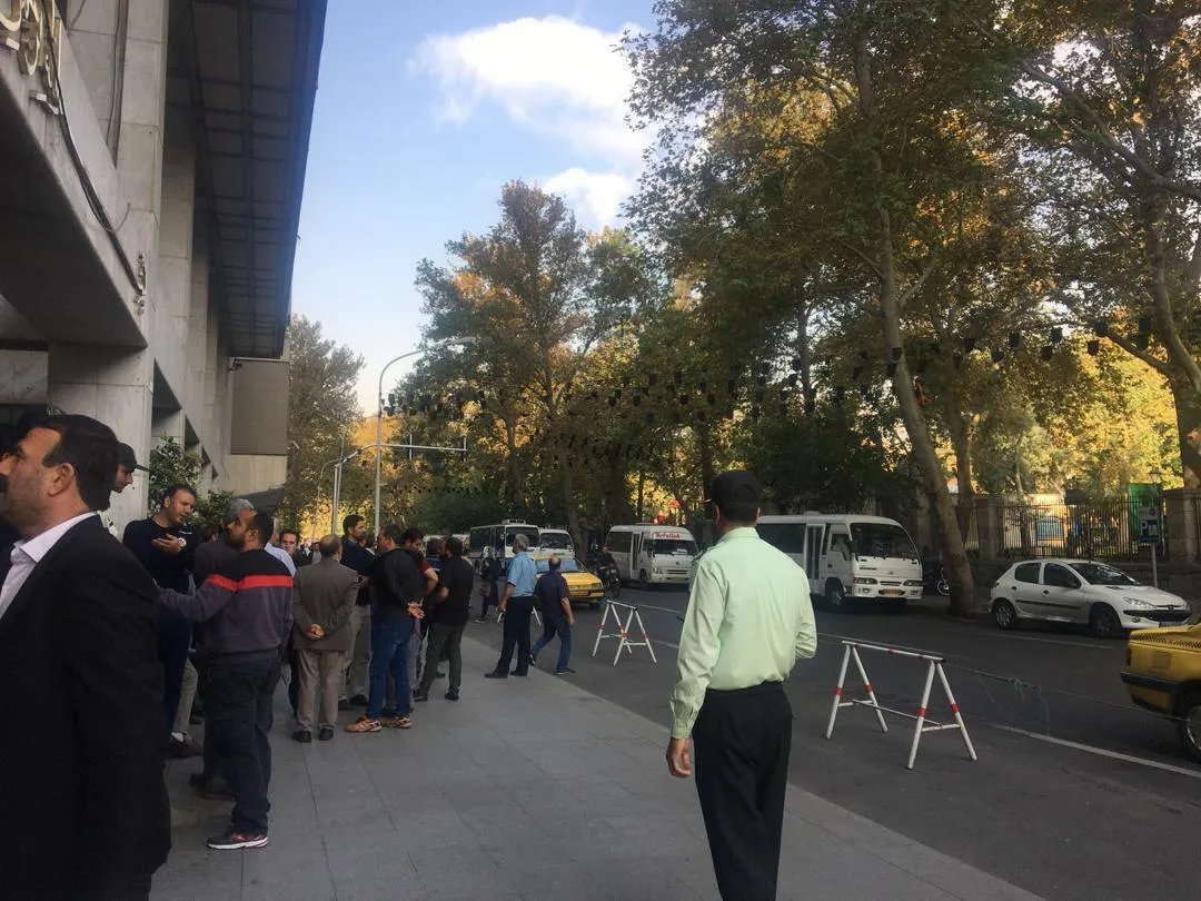 تجمع تعدادی از رانندگان مینی‌بوس در مقابل شورای شهر تهران