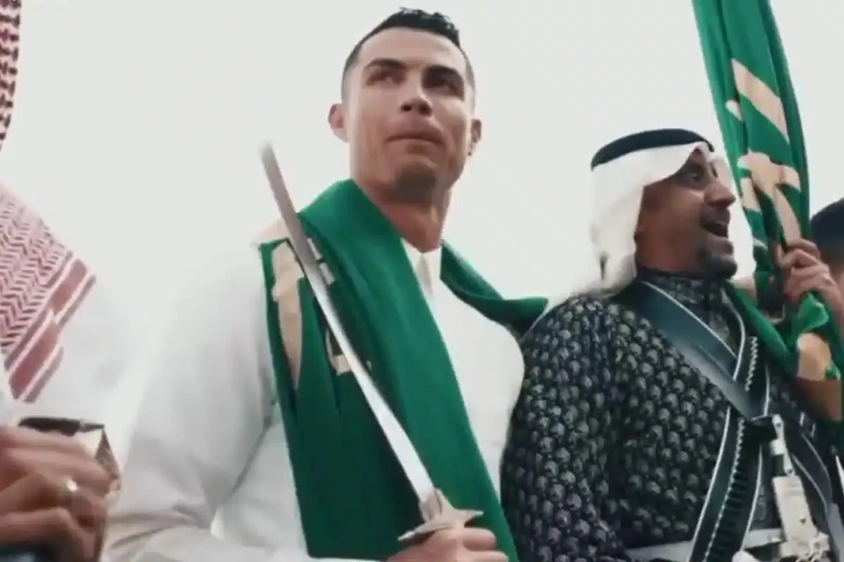 رقص شمشیر رونالدو با پرچم عربستان! + فیلم