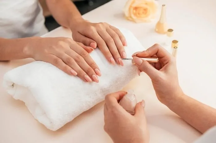 برای عید ناخن هایم را ژلیش کنم؟ / نکاتی درباره لاک ژل