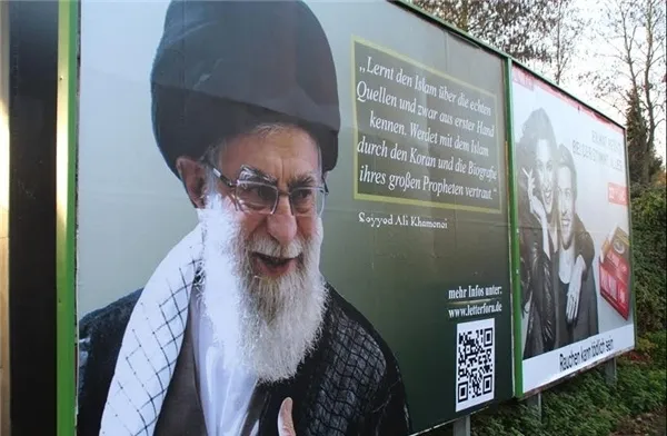 نامه رهبر انقلاب در بیلبوردهای آلمان +عکس