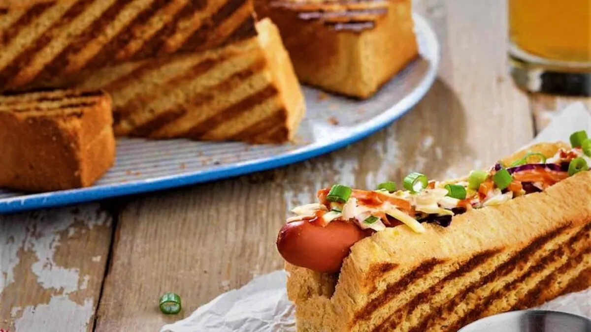 تهیه نان ذرت با هات داگ