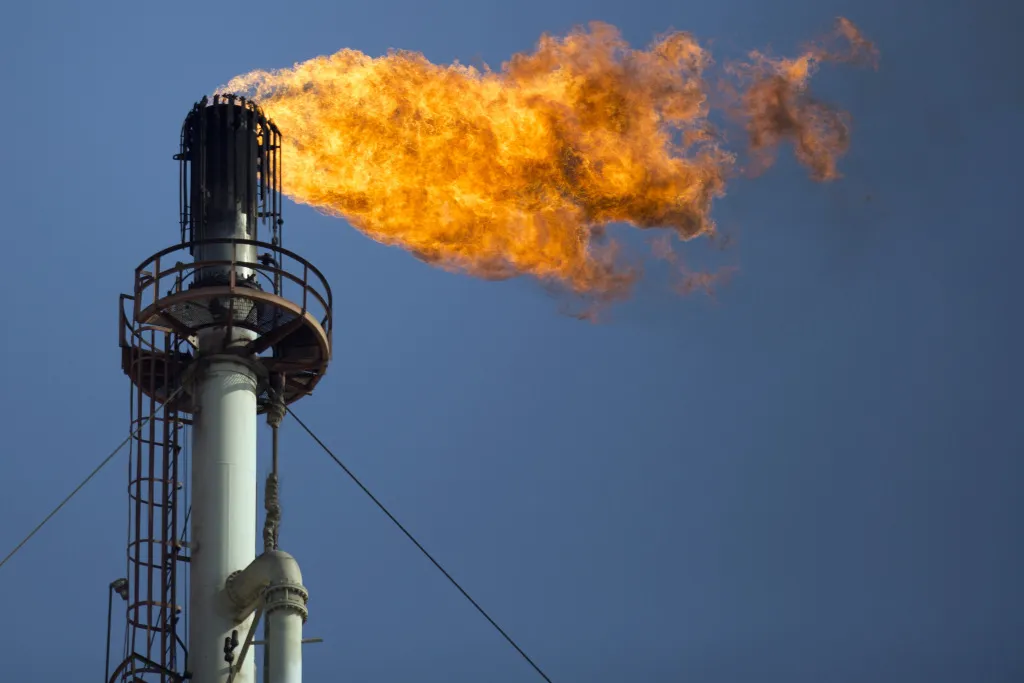 Oil falls towards $44, lowest since May, on glut worries
