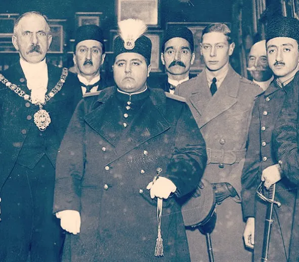 عکس یادگاری احمدشاه با اولین هواپیما در ایران