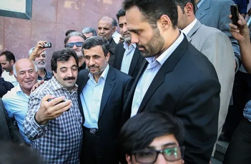 عکس سلفی با احمدی‌نژاد