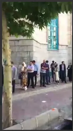 تشکیل صف طولانی مقابل حسینیه ارشاد +فیلم