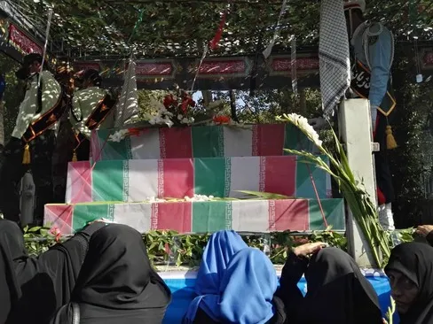 ماجرای تابوت شهید گمنام روی دوش دختر کم حجاب خبرساز شد! + عکس
