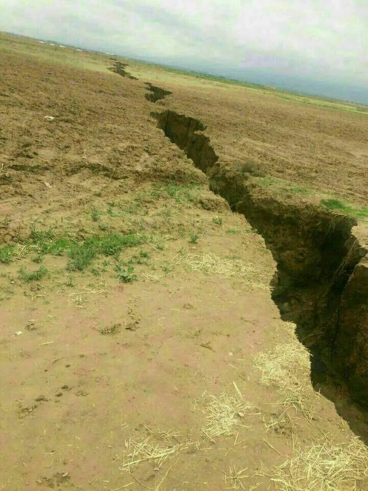 ترک ایجاد شده در زمین بر اثر زلزله +عکس