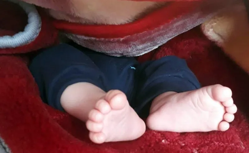 رها شدن نوزاد ۵ماهه در خیابان