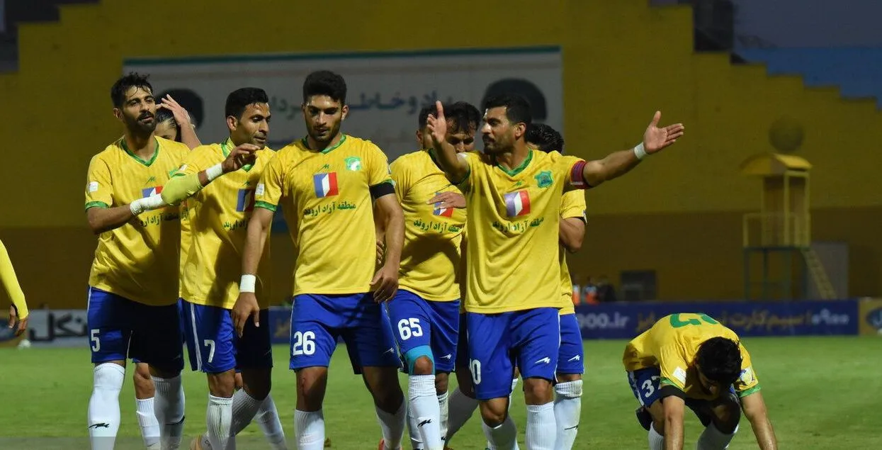 خوابگاه بازیکنان نفت آبادان ترکید!