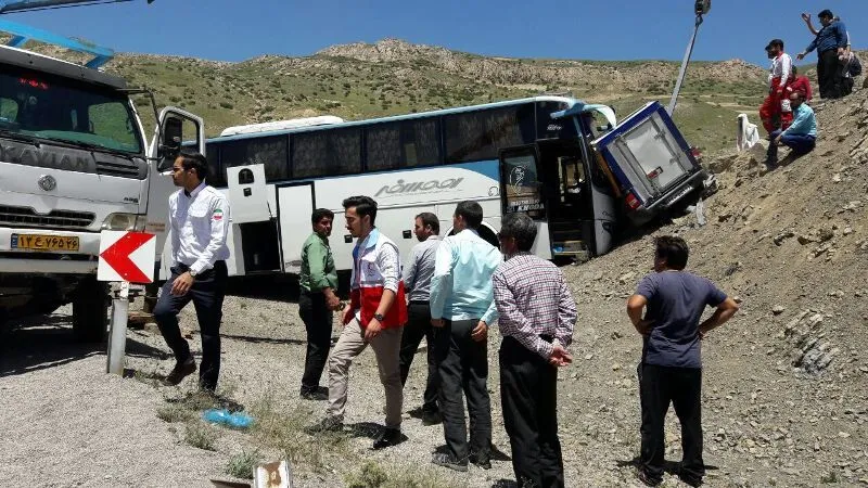 برخورد اتوبوس و وانت در اسفراین یک کشته داد