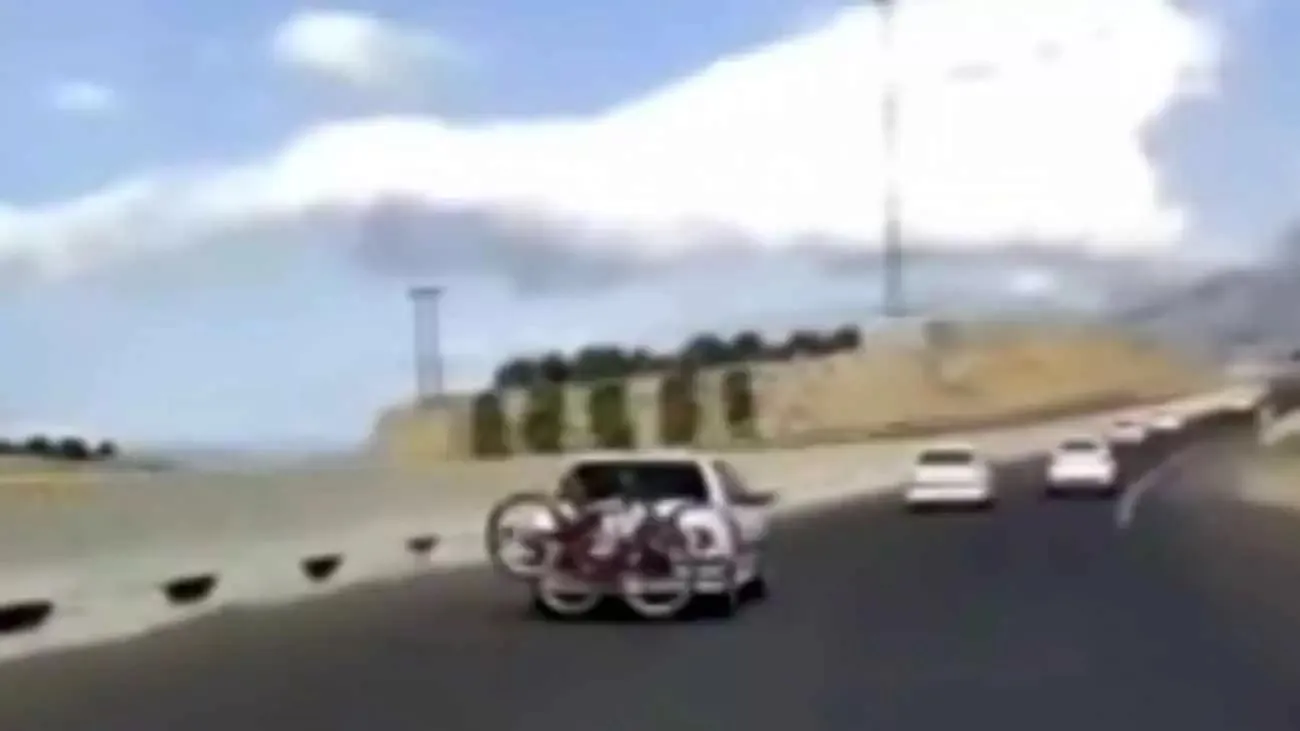 لحظه وحشتناک رها شدن بار از پشت پژو پارس + فیلم