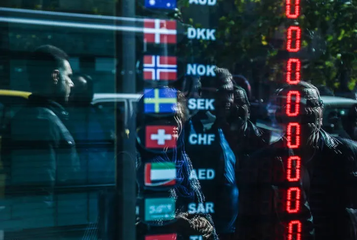 کاهش معاملات بازار ارز در روز بارانی
