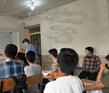 تصاویر جنجالی ضرب و شتم عجیب دانش‌آموز توسط معلم