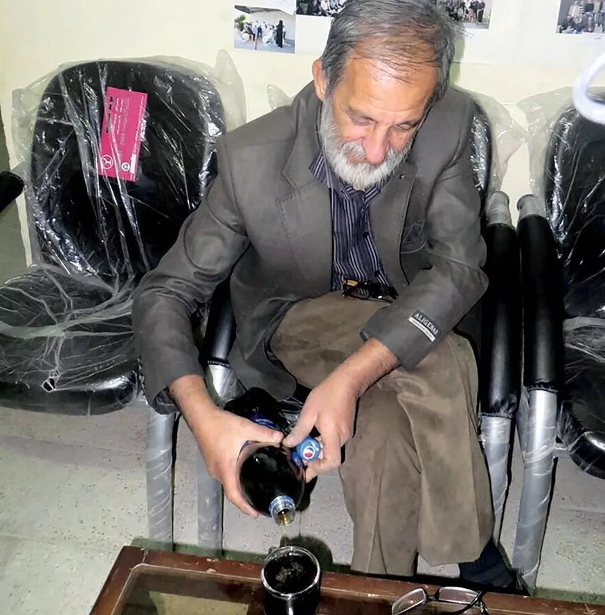 این مرد ایرانی ۱۷ سال است غذا نمی‌خورد و فقط با نوشابه سیر می‌شود! + عکس