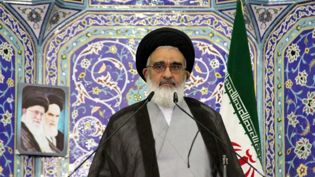 خطیب نماز جمعه قم: سران قوا با تنظیم قانون جلوی ابتذال در جامعه را بگیرند