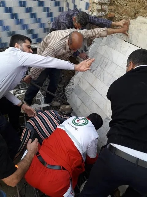 نجات مصدوم گرفتار شده زیر آوار ساختمان