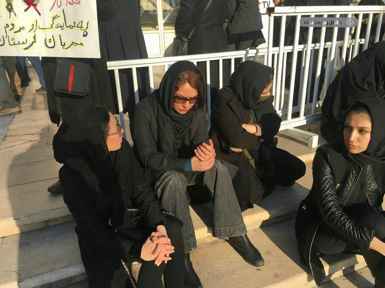 مهناز افشار در مراسم وداع با آتش‌نشانان شهید +عکس