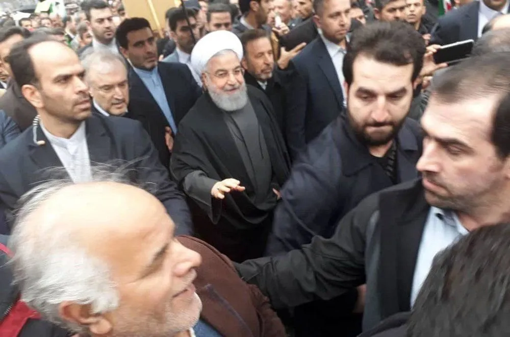 حضور رئیس جمهور در خیابان آزادی در جمع راهپیمایان +فیلم
