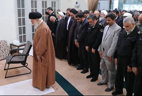 نماز فرمانده و مسئولان ناجا به امامت رهبر انقلاب +عکس