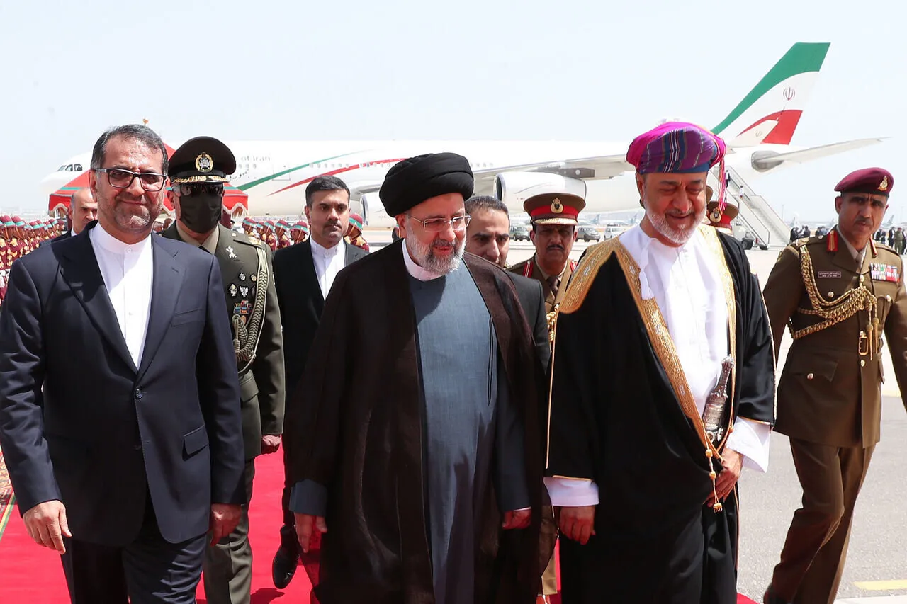 سلطان عمان با یک هیات بلند پایه وارد تهران شد