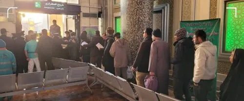 پذیرایی از مسافران در راه مانده با غذای متبرک امام رضا (ع)