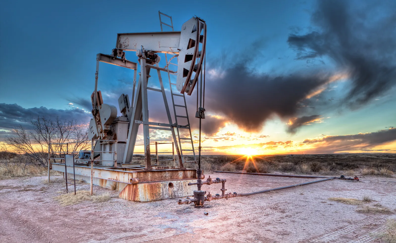 Oil Prices Up on Iran Sanctions While Future Contracts Decline