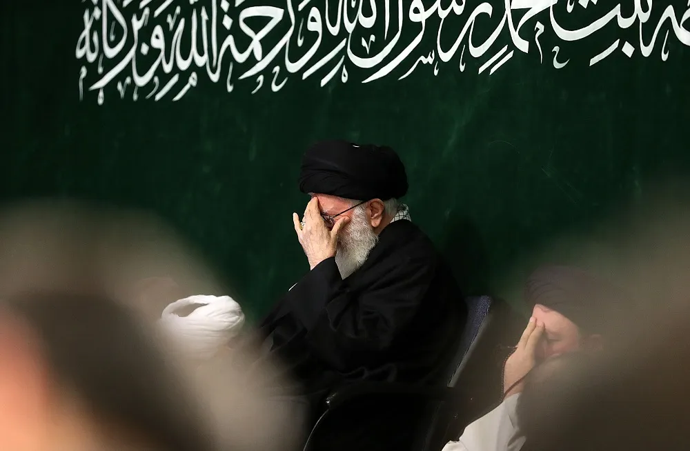 تصویری متفاوت از رهبر انقلاب در مراسم عزاداری امشب