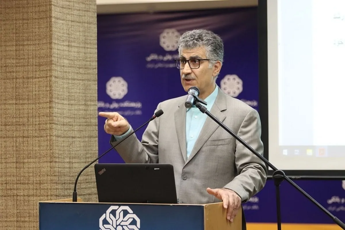 بانک مرکزی موقعی که تشخیص می‌دهد زمان خداحافظی با یک بانک فرارسیده نباید در آن تردید کند