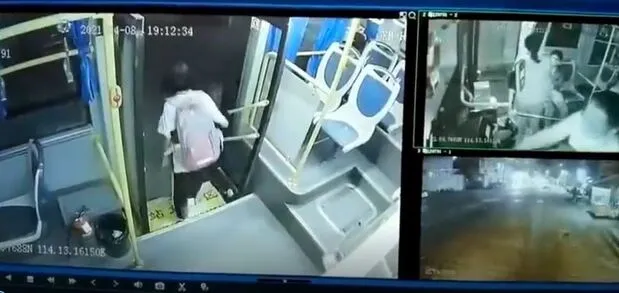 لحظه هولناک گیر کردن کودک بین درب اتوبوس و بی توجهی راننده + فیلم
