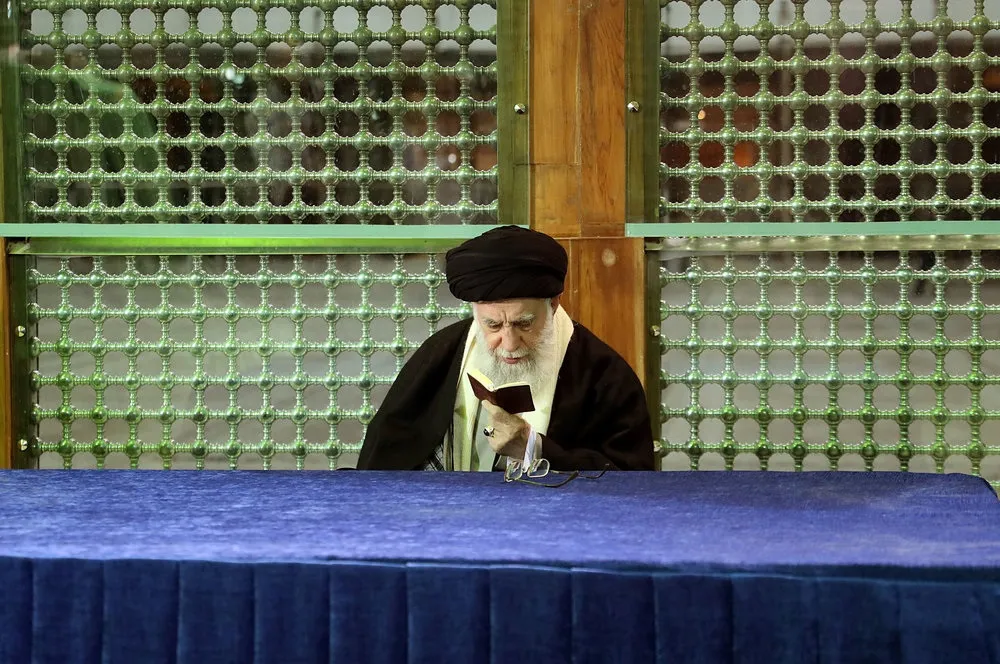 رهبرانقلاب در حال قرائت قرآن بر مزار آیت‌الله رفسنجانی