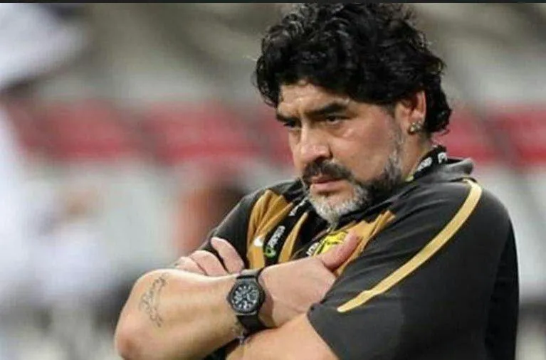 اقدام مشکوک مارادونا در فوتبال زنده!