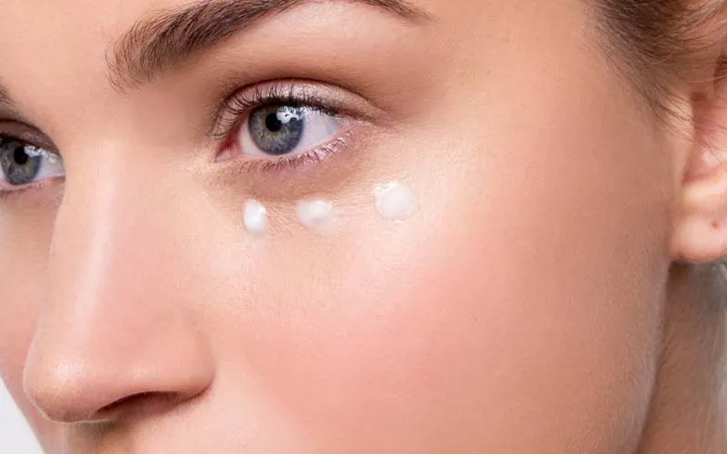 ۴ اشتباه رایج خانم ها در استفاده از کرم دورچشم