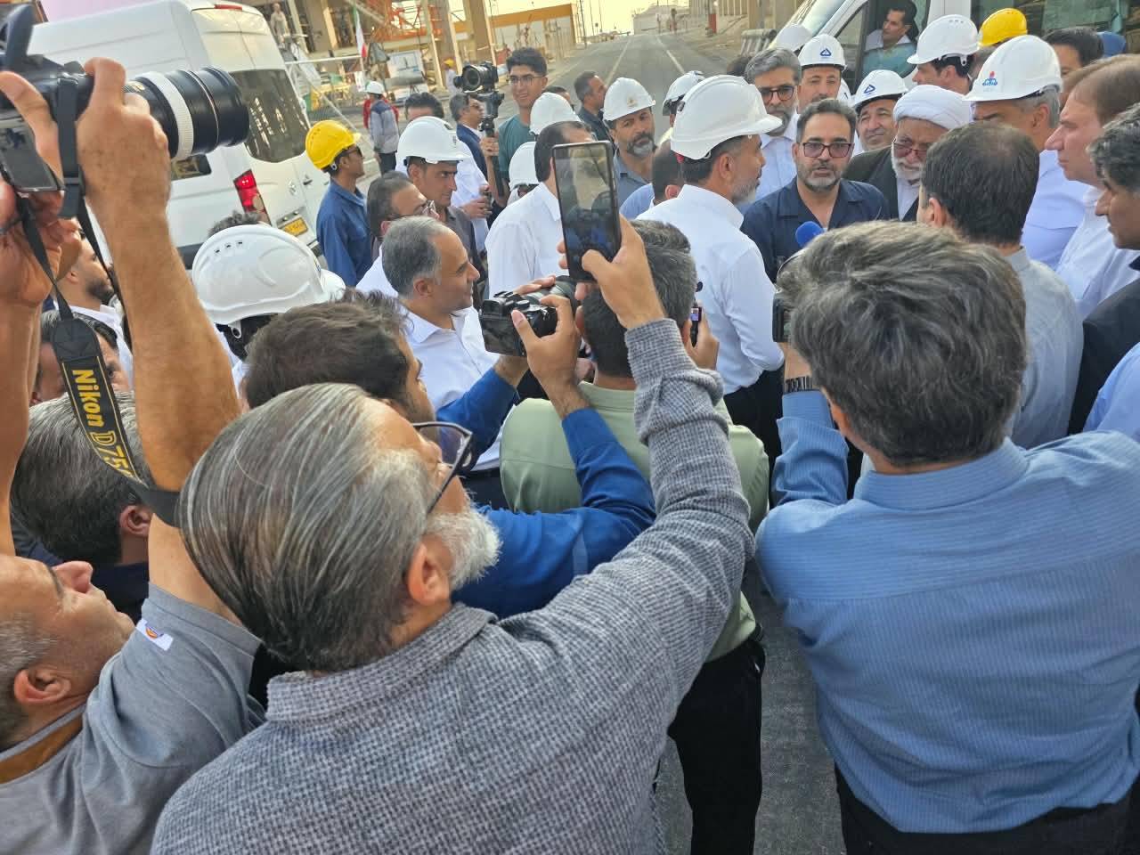 همراهی مدیرعامل بانک تجارت با سرپرست وزارت نفت در بازدید از بازسازی تأسیسات فازهای ۴ و ۵ پارس جنوبی همراهی مدیرعامل بانک تجارت با سرپرست وزارت نفت در بازدید از بازسازی تأسیسات فازهای ۴ و ۵ پارس جنوبی