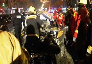 برخورد شدید پراید با گاردریل در بزرگراه رسالت