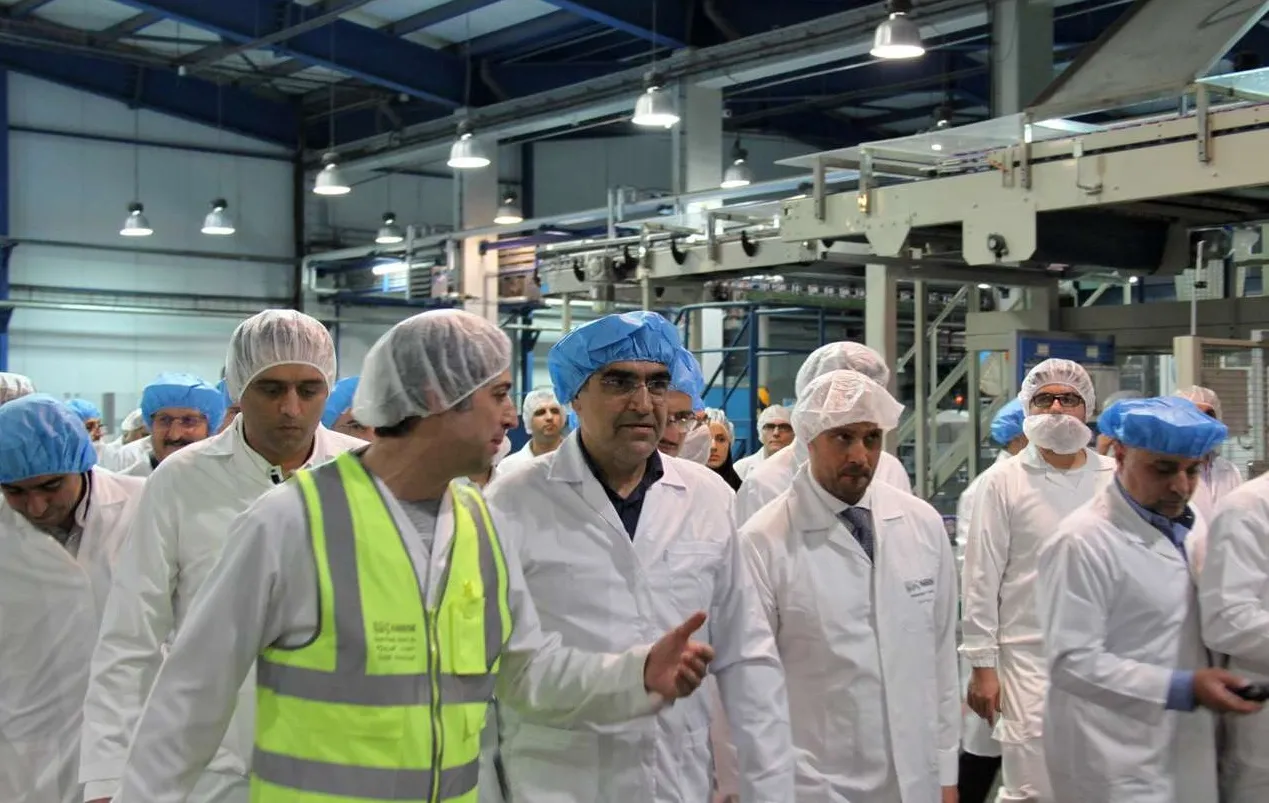 بازدید وزیر بهداشت از کارخانه تولید شیر خشک در قزوین