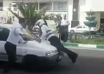 درگیری مامور راهور با مسافربرهای شخصی +فیلم