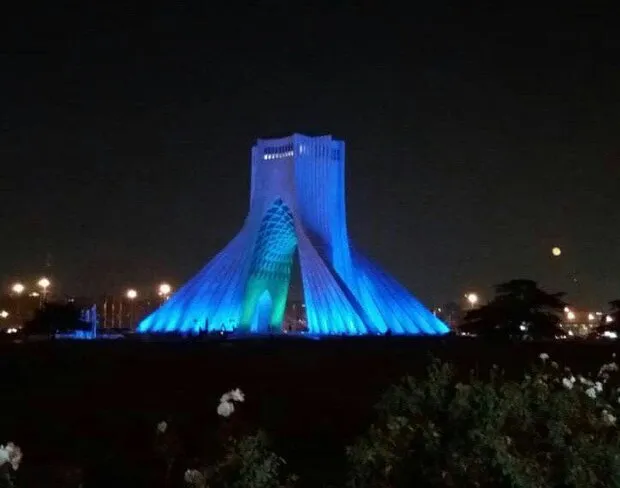 چرا برج آزادی آبی رنگ شد؟