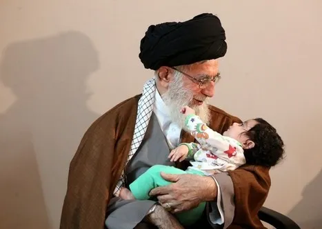 حضور رهبری در منزل شهید همدانی +عکس