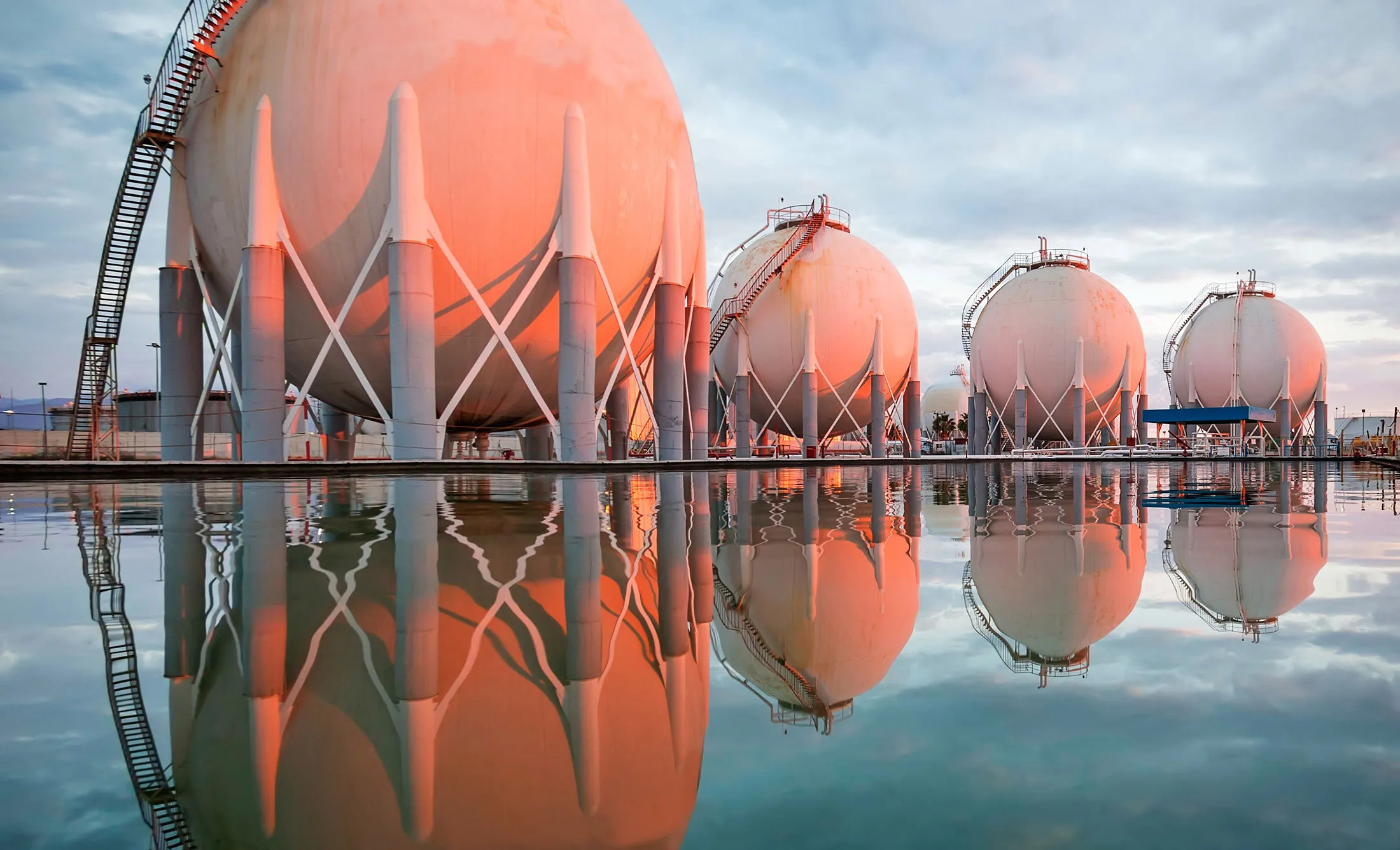Middle East Drives LNG Demand as Glut Makes Prices Attractive